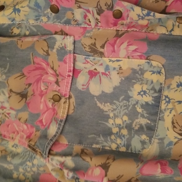 Guess women blouse floral print size xs and fit me as size small too. - Picture 2 of 5